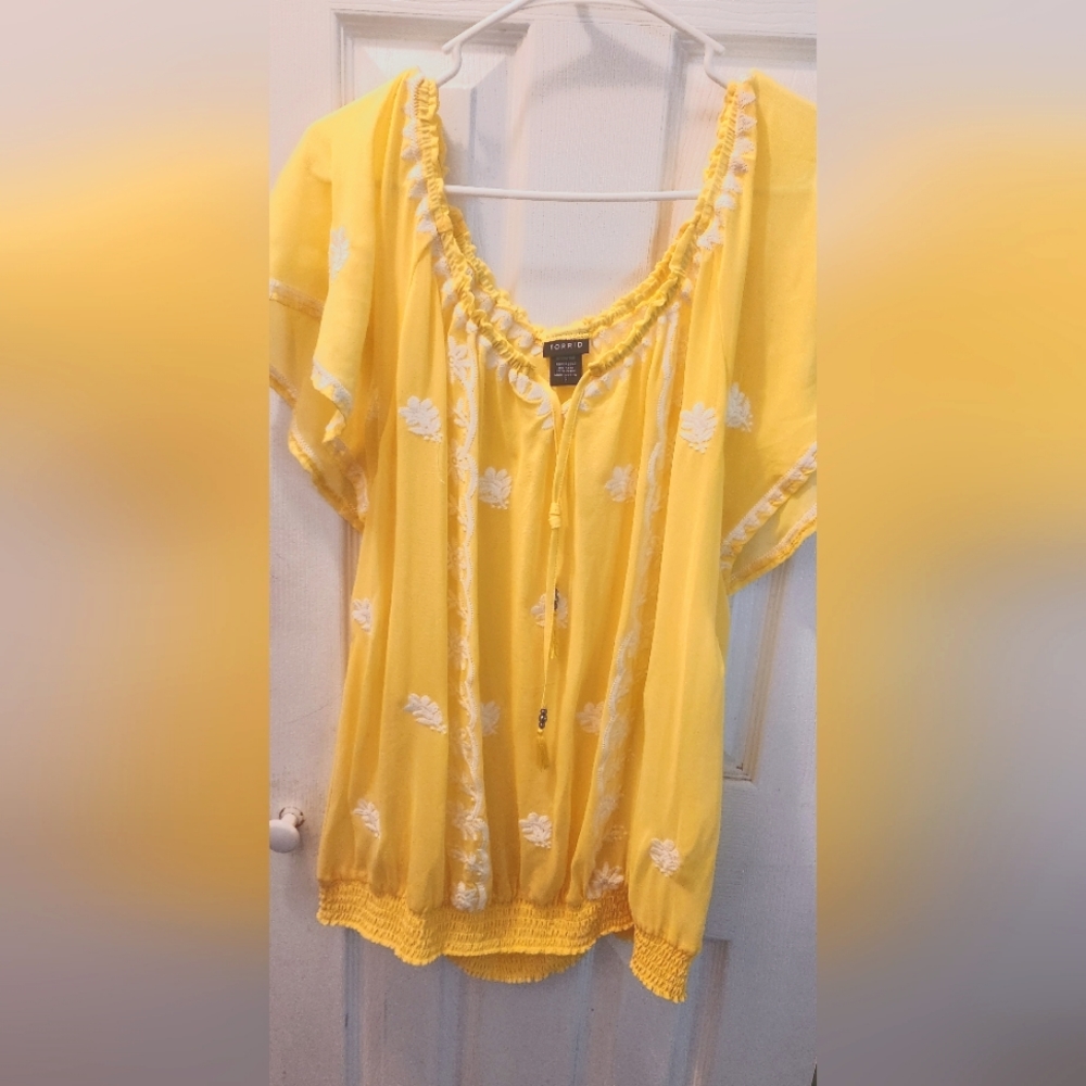 Torrid yellow and white embroidered short sleeve shirt size 2